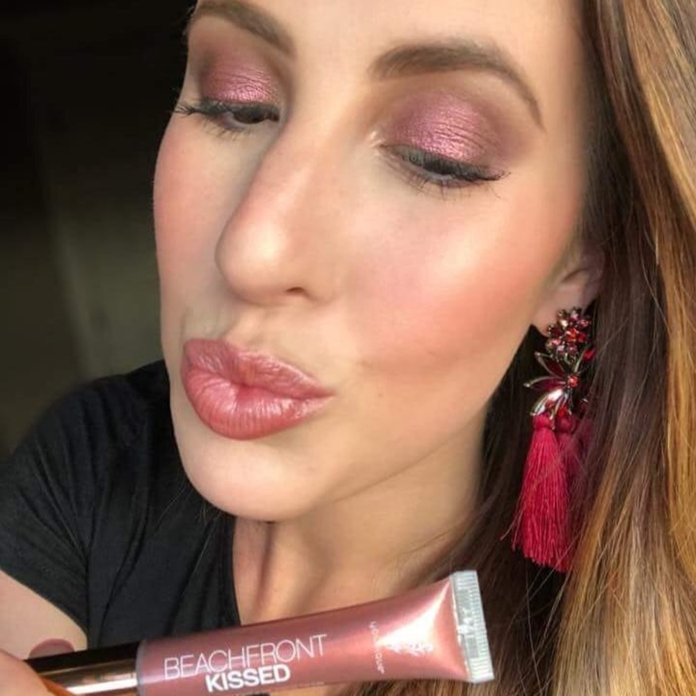 Younique liquid shadow